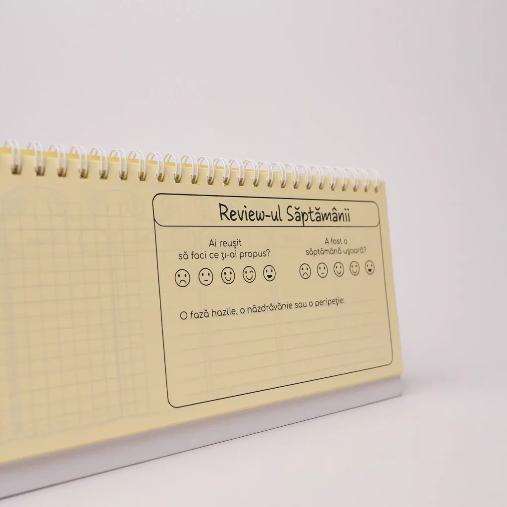 Planner săptămânal nedatat pe birou, pregătit pentru planificarea proiectelor