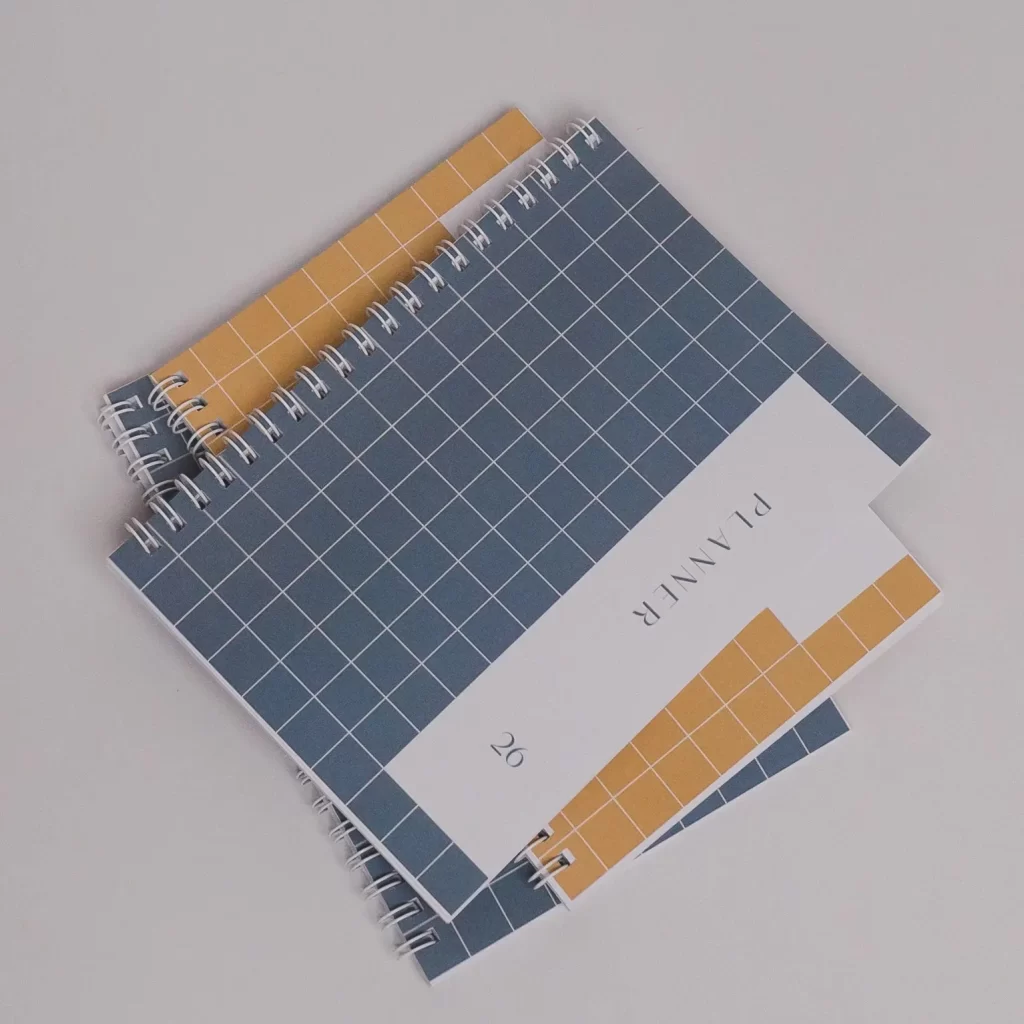 Coperta albastră Planner Lunar 2026 pe birou