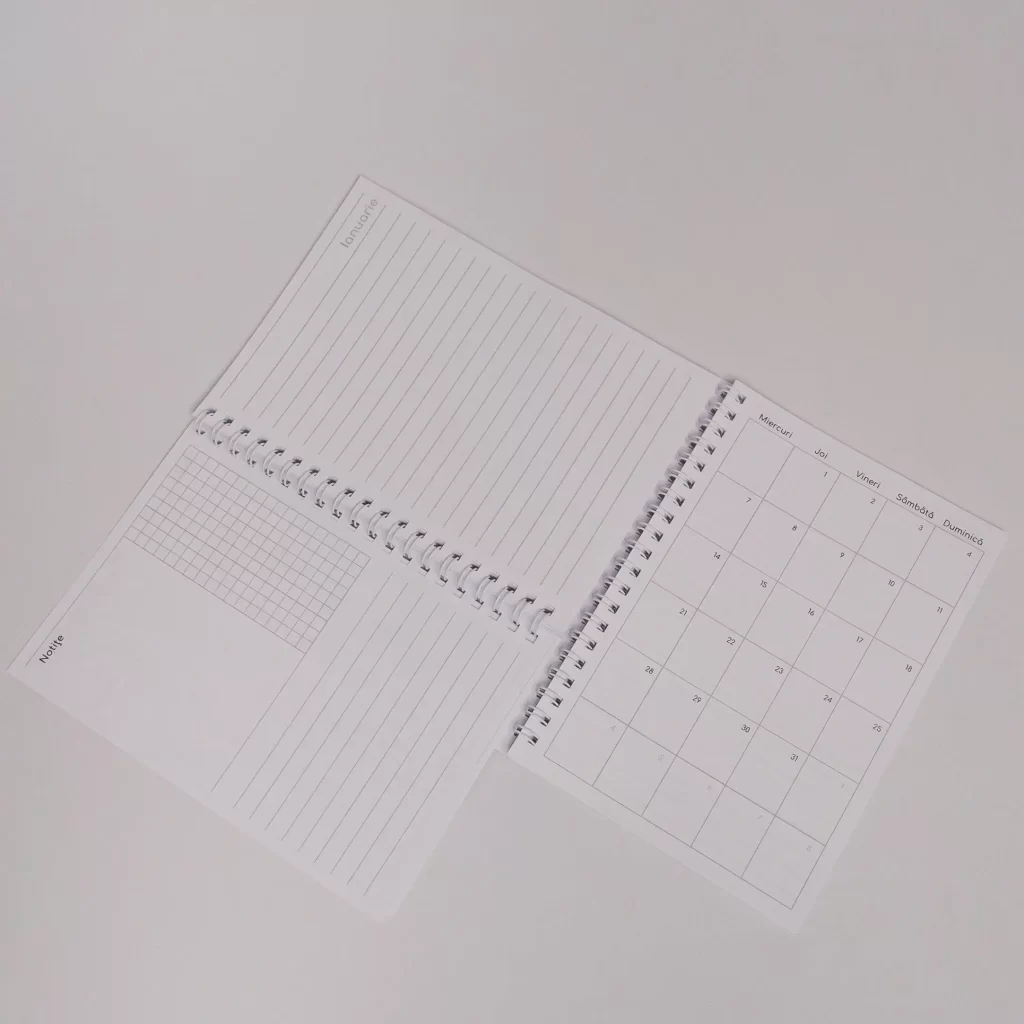 Detaliu cu paginile plannerului lunar 2026