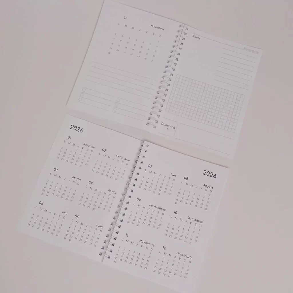 Detaliu cu paginile plannerului săptămânal 2026, afișând zilele săptămânii și spații pentru planificare