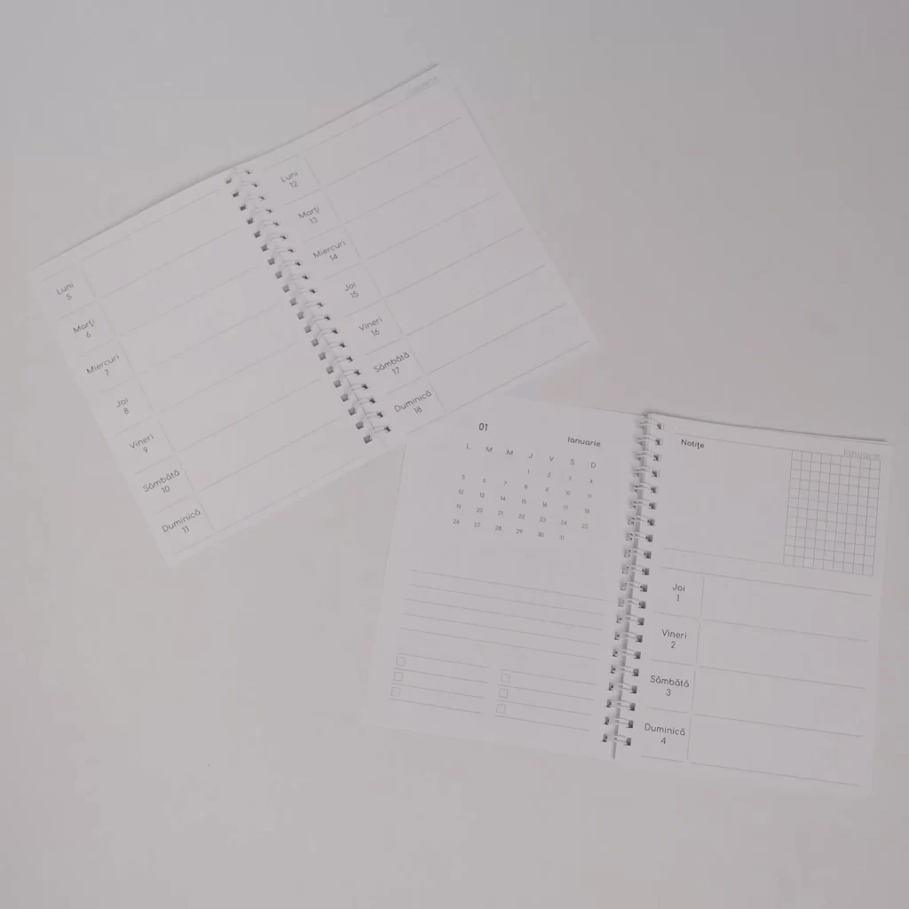 Prim-plan al plannerului săptămânal 2026, afișând pagini curate și ușor de scris